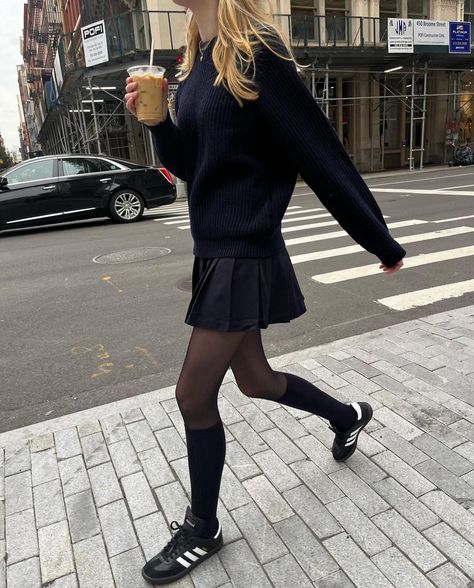 Pleaded Skirt Outfits Aesthetic, Short Black Pleated Skirt Outfit, Short Pleated Skirt Outfit, Tennis Skirt Outfit Winter, Tennis Skirt Outfit Street Style, Black Tennis Skirt Outfit, Black Pleated Skirt Outfit, Tennis Dress Outfit, Navy Pleated Skirt