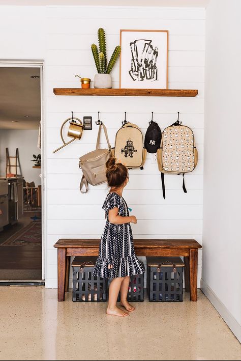 mudroom ideas Diy Farmhouse Decorating Ideas, Arizona Bedroom, Mud Wall, Hunt House, House Mudroom, Warm Dining Room, Apartment Room Ideas, Mudroom Pantry, Farmhouse Simple