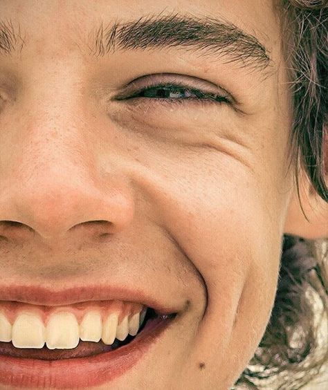 Cara como eu amo, esses olhos sorrindo Harry Styles Eyes, Harry 1d, Harry Styles Cute, Haikou, Harry Styles Wallpaper, Family Show, Harry Styles Pictures, Harry Styles Photos, One Direction Pictures