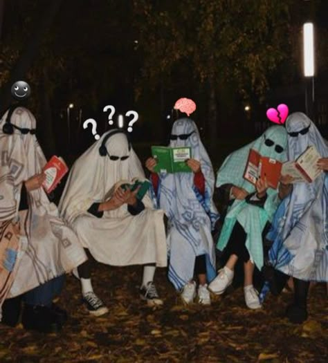 Ghost Ghost Party Aesthetic, Halloween Photos With Friends, Halloween Poses Photo Ideas With Friends, Netflix Horror, Group Picture Poses, Friendship Pictures, My Halloween Costume, Horror Series, Sheet Ghost