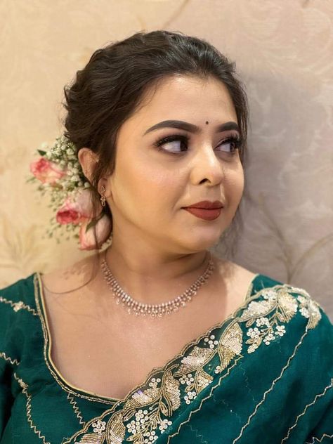 Hairstyle For Chubby Face Indian Wedding, Eyeliner Looks Tutorial, Makeup Ideas Matte, Party Makeup Looks Indian, Creative Eyeliner Looks, Lip Makeup Ideas, Dewy Skin Makeup, Makeup For Everyday, Makeup Ideas For Beginners