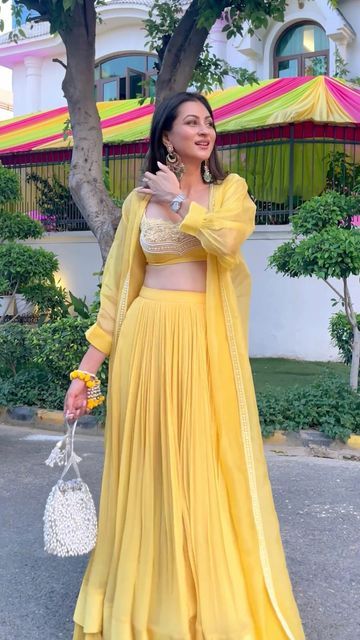 Yellow Shrug Indian Outfit, Floral Haldi Outfit, Haldi Guest Outfit, Haldi Clothes, Haldi Outfits For Bridesmaid, New Lehenga Design, Haldi Dresses, Haldi Dress Ideas, Mehandi Outfits