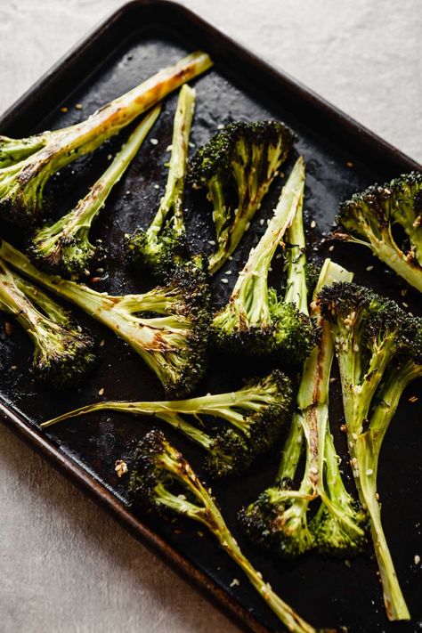 Juicy charred bulgogi (Korean bbq—beef or chicken) piled over fluffy quinoa with roasted broccoli, scallions, and a drizzle of honey. Broccoli And Quinoa, Chicken Bulgogi, Bulgogi Marinade, Korean Beef Bulgogi, Fluffy Quinoa, Quinoa Broccoli, Korean Bbq Beef, Bulgogi Recipe, Quick Healthy Dinner