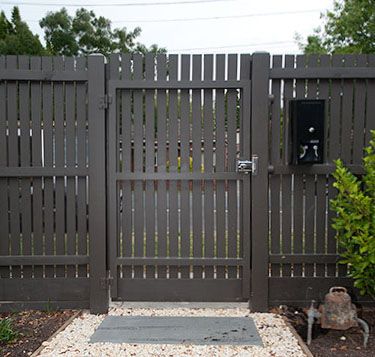 Picket Gate Ideas, Front Picket Fence, Black Fence Front Yard, Modern Picket Fence, Black Picket Fence, Picket Fence Ideas, Picket Fence Gate, Picket Gate, Gabion Fence