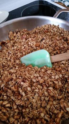 Honey Granola Recipe, Cinnamon Granola Recipe, Stovetop Granola, Diy Granola, Diy Cinnamon, Cinnamon Granola, Honey Granola, Healthy Nutrition Plan, Granola Recipe Homemade