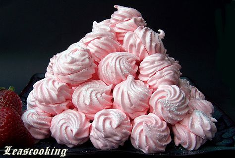 This is Russian traditional dessert .   Easy, air delicacy, made ​​by whipping egg whites with sugar and added agar syrup.  Great for p... Marshmallow Recipe, Meringue Pavlova, Russian Desserts, Eastern European Recipes, Recipes With Marshmallows, Gluten Free Cake, Start A Fire, Candy Desserts, Organic Sugar