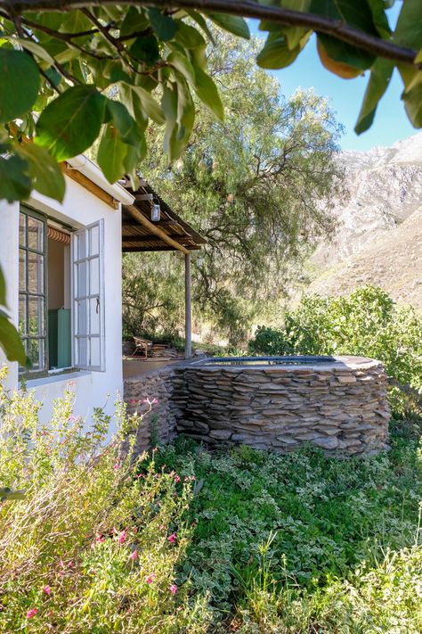 Stoep Idees South Africa, Karoo Cottage, Stoep Idees, African Farmhouse, Mallorca House, Africa House, South Africa Vacation, Straw Bale Construction, Africa Vacation