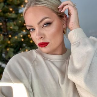 BRIANNA FOX (@briannafoxmakeup) • Instagram photos and videos Making Tamales, Watching Christmas Movies, Holiday Makeup Tutorial, Fox Makeup, Fox Eyes, Watch Christmas Movies, Fall Makeup Looks, Christmas Things, Holiday Makeup