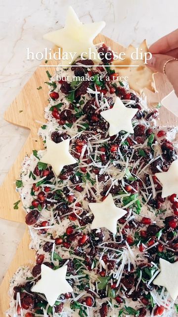 k r i s t e n on Instagram: "this holiday appetizer is so fun & festive • a perfectly delicious christmas tree cheese dip board • like the #butterboard but only better • the best part of this … you literally cannot mess it up, gang • a little mess is a-ok on this decked out tree start by spreading a soft cheese of your choice • i went with an herbed goat cheese • next layer the following ingredients: craisins, parsley, pomegranates, parmesan cheese, and apples for the stars you can use any g Goat Cheese Christmas Tree, Holiday Goat Cheese Board, Goat Cheese Christmas Board, Christmas Tree Butter Board, Goat Cheese Board Ideas, Goat Cheese Board, Dip Board, Christmas Tree Cheese, Cheese Tree