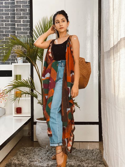 Boho Shrug Outfit, Long Shrugs Outfit Casual, Bohooutfit Ideas, Hampi Outfits, Kerala Outfits Women Travel, Indian Shrug Outfits, Hampi Outfit Ideas, Long Shrugs Outfit, Artsy Boho Outfits