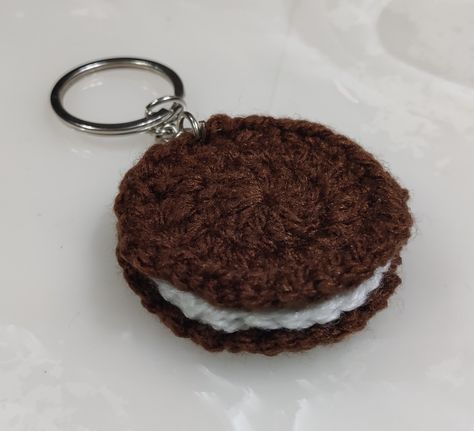 Oreo cookie Oreo Crochet, Crochet Oreo, Crochet Keyrings, Crochet Collection, Oreo Cookie, Crochet Food, Kawaii Crochet, Crochet Keychain, Oreo Cookies