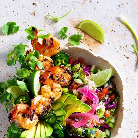 Grilled Shrimp Taco Bowl ~ A fast and easy 30 minute meal! Shrimp Taco Bowl, Prawn Tacos, Healthy Shrimp Tacos, Grilled Shrimp Tacos, Taco Bowl Recipe, Braised Chicken Breast, Shrimp Taco, Taco Bowl, 30 Minute Meals Easy