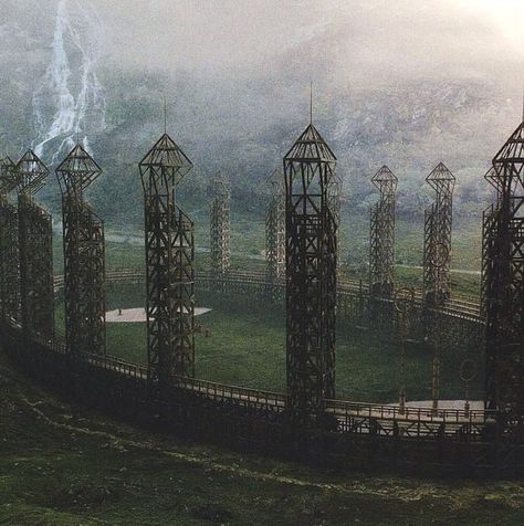 Quidditch Aesthetic, Quidditch Pitch, Hogwarts Quidditch, Harry Potter Quidditch, Harry Potter Gif, Newt Scamander, Hogwarts Aesthetic, Hogwarts Castle, Fred Weasley