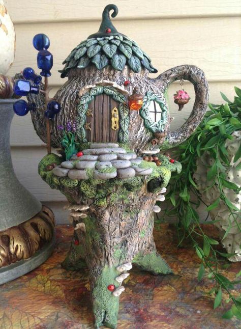 Polymer clay! Teapot Fairy House, Fairy Tree Houses, Fairy House Crafts, Clay Fairy House, Fairy Castle, House Lamp, Fairy House Diy, Fairy Garden Crafts, Faeries Gardens