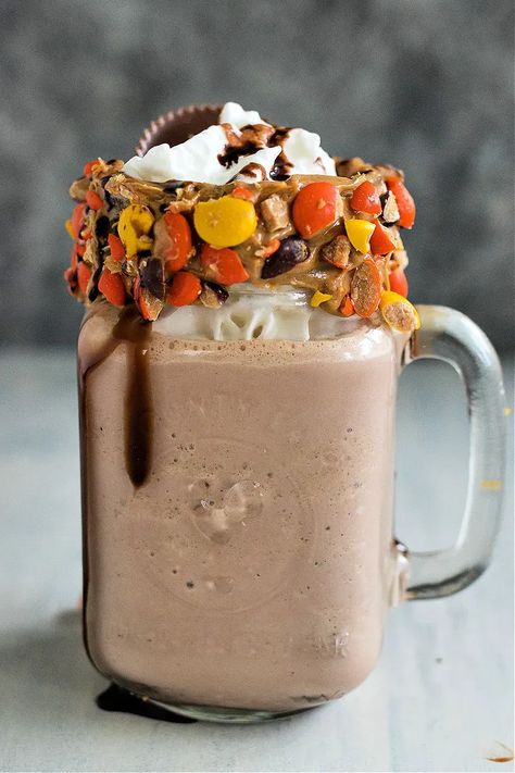 Party Moodboard, Crazy Shakes, Peanut Butter Milkshake, Homemade Milkshake, Frozen Yogurt Recipes, Reese's Peanut Butter Cup, Reese's Pieces, Peanut Butter Banana Smoothie, Frozen Dessert Recipe