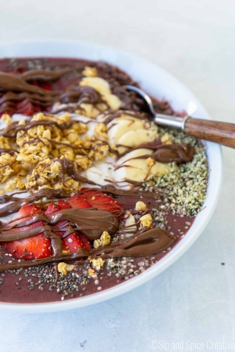 Make that healthy breakfast just a touch more decadent. This Nutella Acai Bowl is delicious, easy and fun! Plus tips for making acai bowls at home super easily. #healthybreakfast #acaibowlrecipe #nutellarecipes Acai Bowl Recipe, Popular Desserts Recipes, Acai Bowls Recipe, Healthy Bowls Recipes, Acai Bowls, Nutritious Smoothies, Nutella Recipes, Smoothie Bowl Recipe, Bowl Recipe