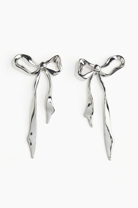 Front and back metal earrings in the shape of a bow with long ribbons. Length approx. 10 cm. Silver Bow Earrings, Outfit Stickers, Mv Outfits, Ribbon Earrings, Ribbon Png, Silver Bow, Bow Earrings, Metal Earrings, Fit Check