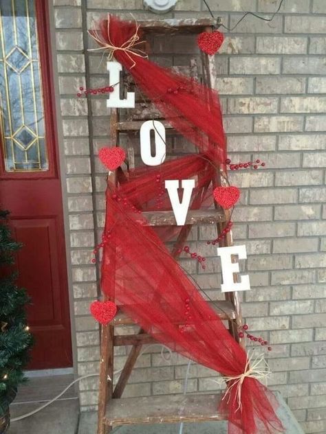 Valentines Window Display, Valentine Day Table Decorations, Romantic Diy, Decoration Vitrine, Diy Valentine's Day Decorations, Valentinstag Party, Diy Valentines Decorations, Diy Valentines Crafts, Romantic Decor