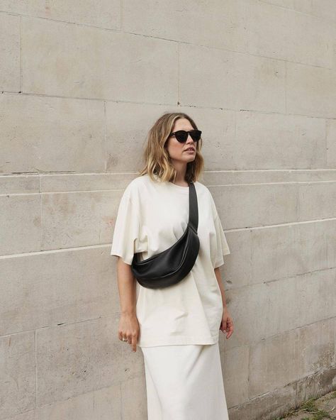 This COS Crossbody Bag Is Under £100 but Looks Designer | Who What Wear UK Cream Knitwear, Alexis Foreman, Cos Bags, Crossbody Bag Outfit, Banana Bag, Street Style Bags, Perfect Handbag, Mode Inspo, Gold Fashion