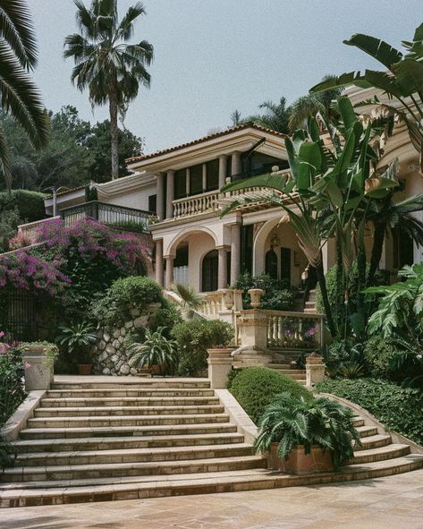 1980s Mansion, La Houses Exterior, 80s Mansion, 80s House Exterior, Rajasthan Palace, Dream House Layout, 80s House, Beach Mansion, 80s Home