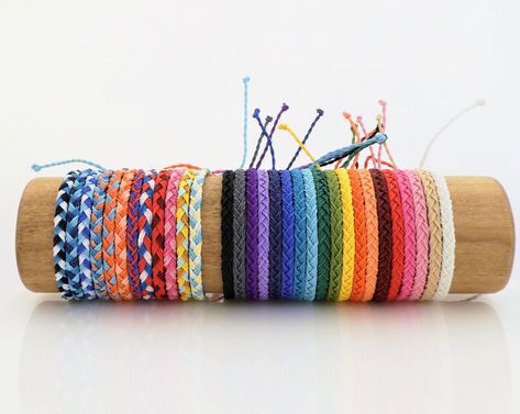 Wax Rope Bracelet Diy, Gift Ideas For Bf, Nylon Cord Bracelets, Wire Bonsai Tree, String Friendship Bracelets, Sliding Knot Bracelet, Paracord Bracelet Designs, Neon Bracelets, Flag Bracelet