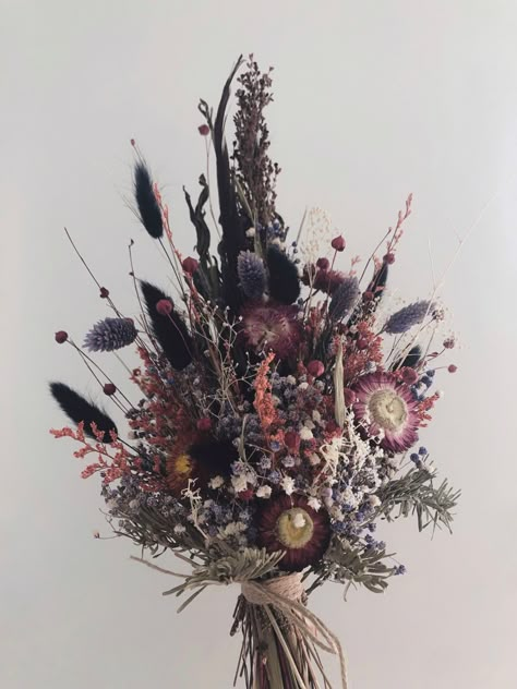 Alternative Floral Arrangements, Emo Wedding Bouquet, Grunge Flower Bouquet, Black Dried Flower Bouquet, Witchy Flower Bouquet, Spooky Wedding Flowers, Gothic Dried Flower Arrangement, Black Wedding Bouquet Color Schemes, Dark Academia Flower Bouquet