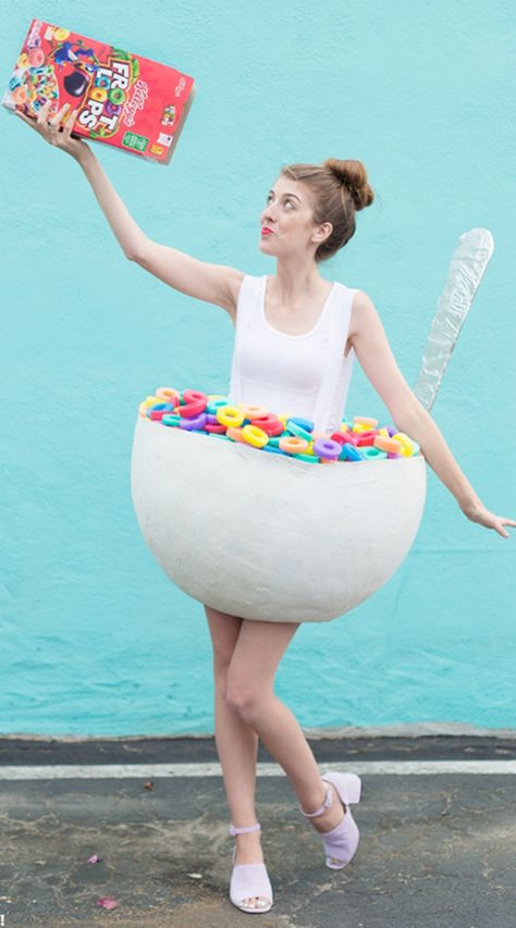 This cereal bowl costume from STUDIO DIY! will give you a nostalgic recollection of Saturday mornings spent eating spoonful’s of sugary goodness and watching cartoons. The cereal pieces themselves are made from pool noodles, and the bowl is a paper mache masterpiece. Cute and funny, this is a costume fit for cereal lovers of all kinds. Pool Noodle Halloween, Diy Ramen, Last Minute Kostüm, Best Diy Halloween Costumes, Epic Halloween Costumes, Creative Halloween Costumes Diy, Food Halloween, Themed Halloween Costumes, Clever Halloween