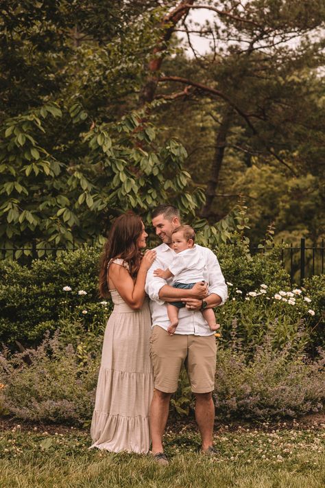 One Year Old Family Pictures, Simple Family Photo Outfits, Boho Family Pictures, Family Pictures With Baby, Boho Family Photos, Family Session Poses, Family Mini Sessions, Family Photoshoot Poses, Family Park