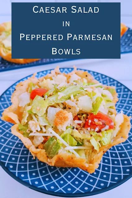 Caesar Salad in Peppered Parmesan Bowls Parmesan Bowls, Brunch Salad, Veggie Omelet, Fast Healthy Lunches, Parmesan Crisps, Easy Bacon, Recipe Journal, Hearty Salads, Salad Ideas