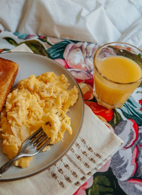 Scrambled Eggs Aesthetic, Scrambled Eggs Healthy, Eggs Aesthetic, Scrambled Egg Breakfast, Easy Scrambled Eggs, Breakfast Eggs Scrambled, Cheesy Scrambled Eggs, Best Scrambled Eggs, Scrambled Eggs With Spinach