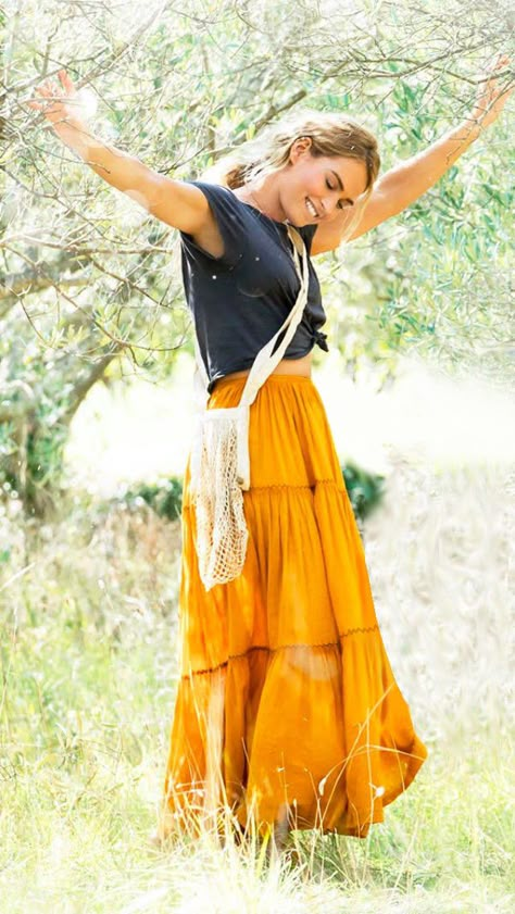 Lily James' orange skirt in Mamma Mia 2: Here We Go Again! Donna Sheridan, Looks Hippie, Look Boho Chic, Estilo Hippy, Mode Hippie, Fashion 90s, Here We Go Again, Estilo Hippie, Orange Skirt