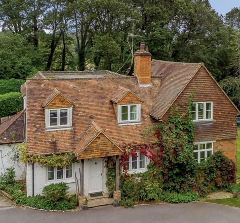 English Style House, English Countryside Home, Entertaining Room, Cute Cottages, Cottage Farmhouse Decor, Floor Office, Countryside Cottage, Open Plan Kitchen Dining, Cottages And Bungalows