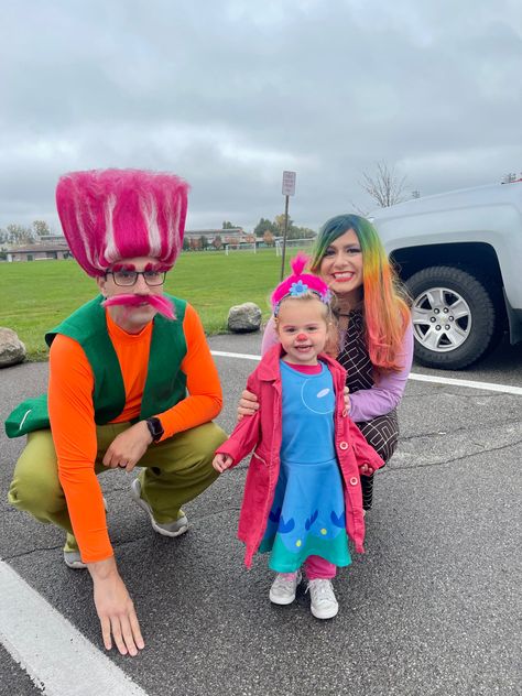 Trolls family Halloween costume. King Peppy, Queen Poppy, and Lady Glitter Sparkles. Queen Poppy Costume, Lady Glitter Sparkles, Poppy Costume, Troll Costume, Family Halloween Costumes, Family Halloween, Diy Costumes, Harajuku, Poppies