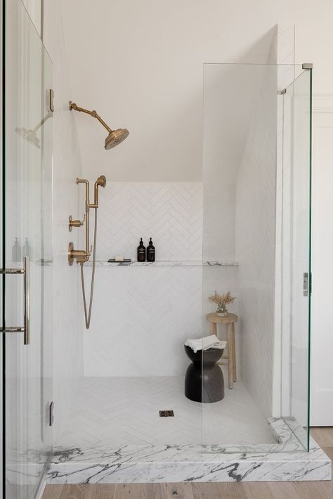 CH CLASSIC — aaNovo Classy Home, House Essentials, Luxurious Showers, Bathroom Design Inspiration, Bathroom Shower Tile, Bathroom Remodel Shower, Bathroom Inspiration Decor, Upstairs Bathrooms, Minimalism Interior