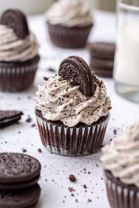 Cookies and cream cupcakes with a chocolate ganache core and oreo crust. The name of these pretty much says it all, but these cookies and cream cupcakes are heaven in mini cake form. The chocolate ganache is soft and fudgy in the center while the oreo crust adds the classic oreo cookie crunch texture underneath the decadent chocolate cake. Melted Butter Cookies, Green Ascetic, Cookies And Cream Cupcakes, Cupcakes Oreo, Cookies And Cream Frosting, Cookie And Cream Cupcakes, Instagram Cookies, Cake Form, Cookie Crunch