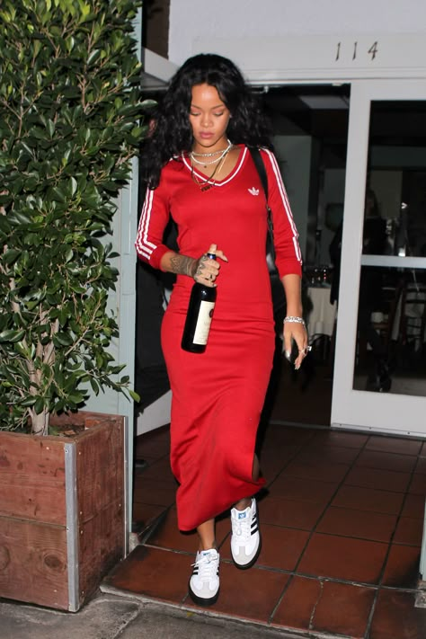 Sportswear Chic, Looks Rihanna, Adidas Dress, Rihanna Outfits, Rihanna Style, Red Robin, Rihanna Fenty, Sport Chic, Adidas Samba