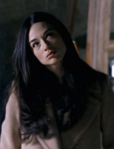 I just love her... ❤ Crystal Reed Aesthetic, Dark Haired Actresses, Alisson Teen Wolf, Alison Argent, Crystal Marie, Wolf Character, Crystal Reed, Allison Argent, Hanging Crystals