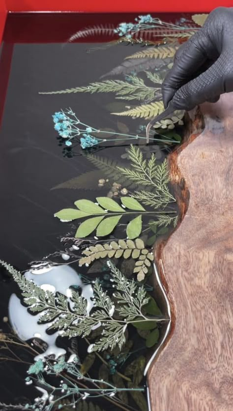 How to Make a Wood and Resin Tray with Pressed Flowers Resin Serving Tray, Resin Boards, Resin Craft Ideas, Diy Resin Table, Resin And Wood Diy, Epoxy Resin Projects, Resin Table Top, Wood Resin Table, Resin Tables