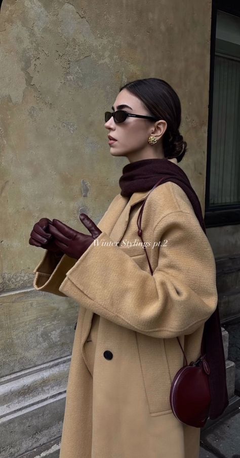 Winter Fashion Outfits Boots, Burgundy Outfit Aesthetic, Burgundy Outfits For Women, Burgundy Fall Outfits, Winter Fashion Outfits Dressy Classy, Gloves Aesthetic, Burgundy Coat, Outfit Elegantes, Burgundy Outfit