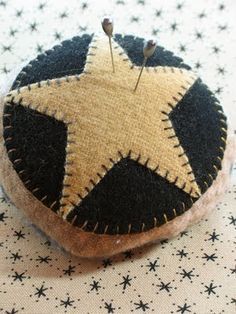 . Simple Felt Crafts, Penny Rugs, Wool Projects, Needle Book, Primitive Crafts, Wool Crafts, Sewing Items, Wool Applique, Twinkle Twinkle Little Star