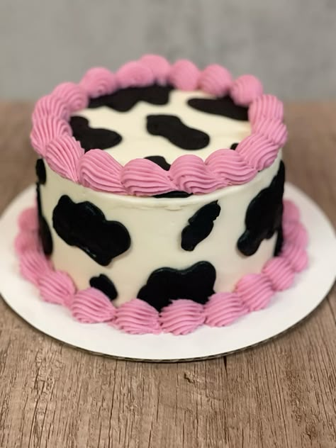 First Birthday Cow Photoshoot, Pink Cow Print Smash Cake, Cupcake Cow Cake, Cow Cake Decoration, Pink Farm Smash Cake, Cow Girl Cake Ideas, Pink Rodeo Birthday Cake, Simple Cow Cake Ideas, Pink Cow Party Ideas