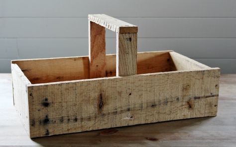 How to build a farmhouse wooden tote with pallet wood | www.knickoftime.net Build A Farmhouse, Wooden Tool Boxes, Scrap Wood Crafts, Wooden Pallet Furniture, Cool Wood Projects, Into The Wood, Wooden Pallet Projects, Scrap Wood Projects, Recycled Pallets