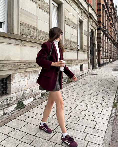 10 falls outfit ideas with sneakers 👟 What’s your fav ? Save it for inspo 🫶🏻 • • • • #falloutfitideas #falloutfitinspo #sneakersoutfit #casualchic #casualstyle #frenchgirlstyle #effortlesslychic #effortlessstyle #adidassamba #pumapalermo Burgundy Sneakers Outfit, Outfit Ideas With Sneakers, Burgundy Sneakers, French Girl Style, Winter Fit, Winter Sneakers, Sneakers Outfit, Outfit Inspo Fall, Adidas Samba