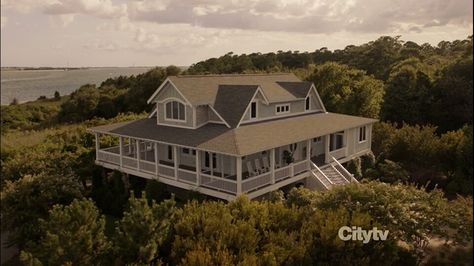 This is my absolute dream home. Revenge, Emily Thorne house Revenge Emily Thorne, Nick Wechsler, Tv Houses, Revenge Series, Madeleine Stowe, Mike Kelley, Emily Thorne, Emily Vancamp, Dream Houses