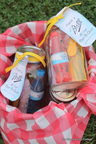 Mason Jar BBQ Favors -- give your guests a little memento of your party with a mason jar theme.  Click over and print these great tags to ad... Bbq Party Favors For Adults, Picnic Party Favors For Adults, Bbq Party Favor Ideas, Backyard Bbq Theme Party, Bbq Party Favors, Bbq Favors, Backyard Bbq Party Decorations, Bbq Theme Party, Diy Kids Party Favors