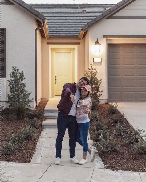 New Homeowner Pictures Couple, We Got A House Announcement, First Homeowner Picture, House Together Couple, Home Owner Announcement Pictures, Home Buyer Pictures First Time, Cute New Home Pictures, Buying First House Aesthetic, Couple Buying First House Aesthetic