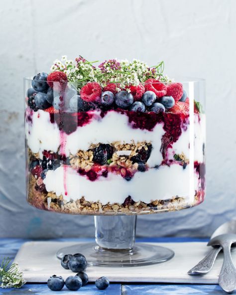 Birthday Yogurt Parfait, Gourmet Yogurt Parfait, Yogurt Parfait Station, Pretty Brunch Food, Yogurt Trifle Breakfast, Yogurt Parfait Trifle Bowl, Yoghurt Parfait Bar, Parfait Ideas Breakfast, Breakfast Parfait Bar