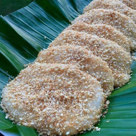 Filipino Palitaw Palitaw Recipe Filipino Food, Red Bean Mochi Recipe, Palitaw Recipe, Filipino Merienda, Rice Flour Recipe, Mochi Donuts Recipe, Thicken Gravy, Rice Flour Recipes, Philippine Cuisine