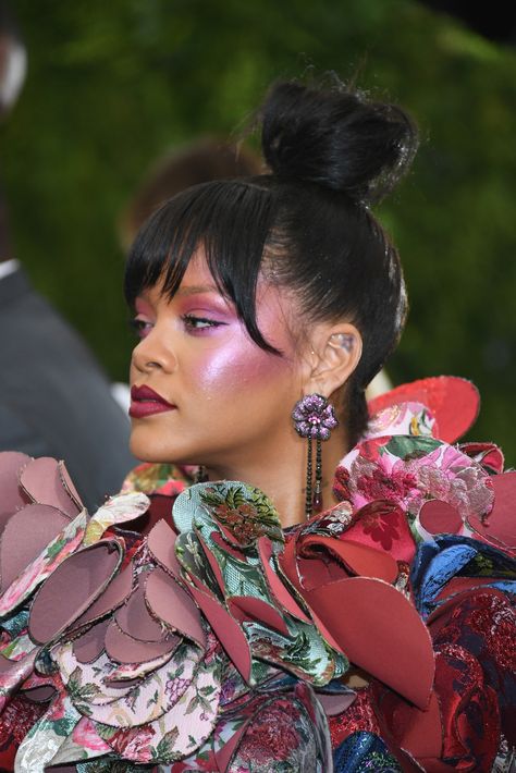 Best Of Rihanna, Looks Rihanna, Rihanna Riri, Makeup 101, French Twist Hair, Rihanna Style, The Met Gala, Bad Gal, Rihanna Fenty