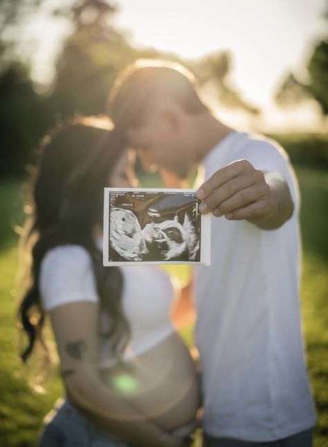 8 Months Pregnant Photoshoot, Ultrasound Couple Photos, Maternity Pictures With Sonogram Picture, Maternity Photo Shoot Ideas Ultrasound, Pregnancy Polaroid Pictures, Pregnacy Reveal, Pregnancy Reveal Photoshoot, Reveal Photoshoot, Shower Photoshoot